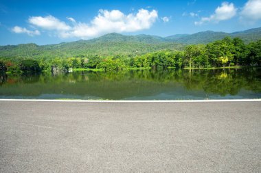 Ang Kaew Chiang Mai Üniversitesi Ormanlık Dağ mavi gökyüzü arka plan beyaz bulutlar ile yol manzara görünümü boyunca, dağ ormanlarında Doğa Yolu.