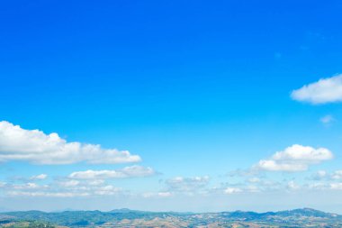 beyaz bulutlar arka plan doku mavi gökyüzü.