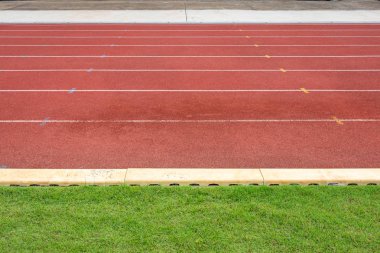 Stadyum beyaz hatları ve açık stadyumda yarış pisti kırmızı kauçuk yarış pistleri doku 8 parça ve yeşil çim alanı, parça ile boş atletizm Stadyumu vardır.