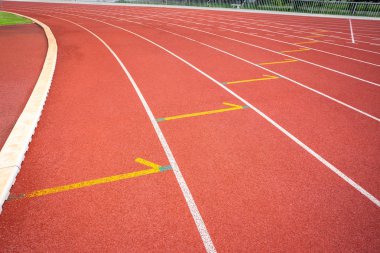 Stadyum beyaz hatları ve açık stadyumda yarış pisti kırmızı kauçuk yarış pistleri doku 8 parça ve yeşil çim alanı, parça ile boş atletizm Stadyumu vardır.