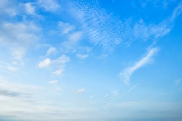 Cielo Blu Sfondo Texture Con Nuvole Bianche — Foto Stock