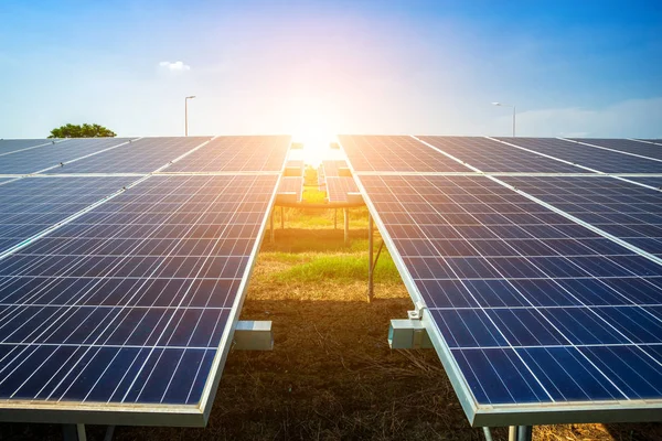 Solarmodul Auf Blauem Himmel Hintergrund Alternatives Energiekonzept Saubere Energie Grüne — Stockfoto