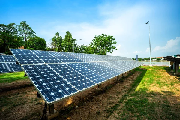 青空背景のソーラーパネル 代替エネルギーコンセプト クリーンエネルギー グリーンエネルギー — ストック写真