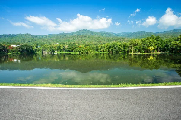 沿路景观景观在安考清迈大学森林山蓝天背景与白云 自然路在山林 — 图库照片