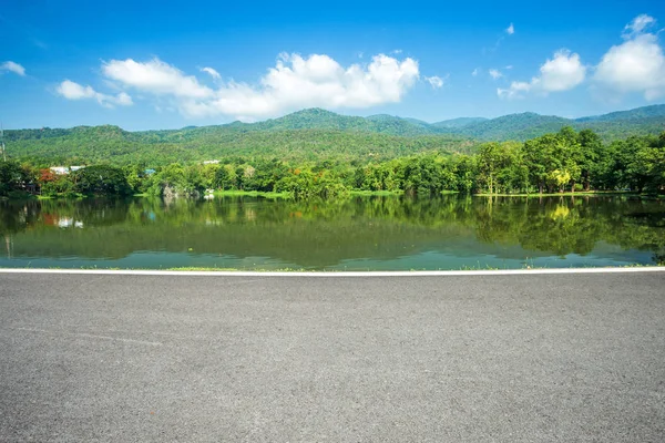 沿路景观景观在安考清迈大学森林山蓝天背景与白云 自然路在山林 — 图库照片