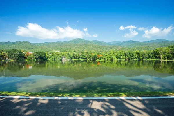 白い雲とアンカウチェンマイ大学森林山の青空の背景 山林の自然の道の道路の風景に沿って — ストック写真