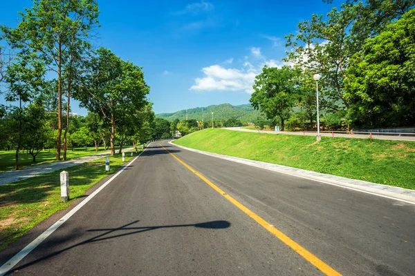 沿路景观景观在安考清迈大学森林山蓝天背景与白云 自然路在山林 — 图库照片