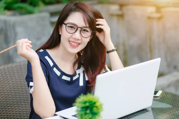 Business Asiatische Frau Arbeitet Mit Laptop Computer Und Uhr Büro — Stockfoto