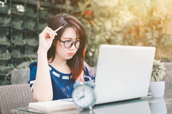 Asiatiska företag kvinnliga arbetar med laptop på kontoret utomhus, tunna — Stockfoto