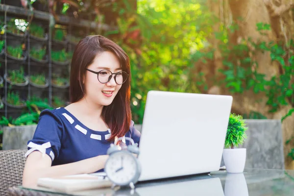 Glücklich Geschäft Asiatische Frau Arbeitet Mit Laptop Computer Und Uhr — Stockfoto