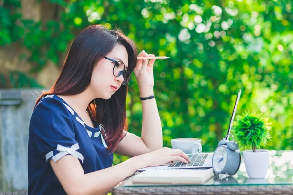 Asiatiska företag kvinnliga arbetar med laptop på kontoret utomhus, tunna — Stockfoto