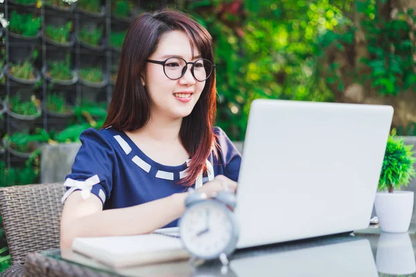 Glücklich Geschäft Asiatische Frau Arbeitet Mit Laptop Computer Und Uhr — Stockfoto