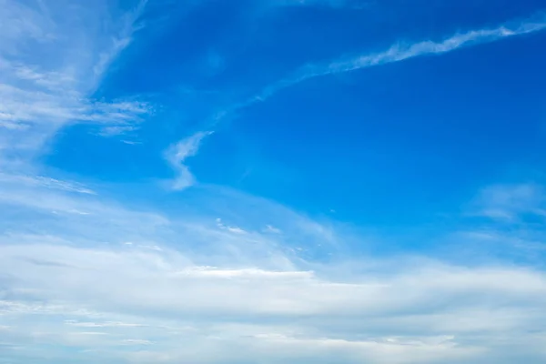 Cielo Blu Sfondo Texture Con Nuvole Bianche — Foto Stock