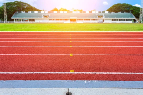 Białe Linie Stadionu Tekstury Biegania Tor Wyścigowy Czerwone Gumowe Tory — Zdjęcie stockowe