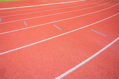 Stadyum beyaz hatları ve açık stadyumda yarış pisti kırmızı kauçuk yarış pistleri doku 8 parça ve yeşil çim alanı, parça ile boş atletizm Stadyumu vardır.