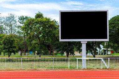 Açık havada spor stadyumunda koşu pisti ile futbol stadyumunda Dijital boş skorbord, Reklam Billboard Led, Boş siyah ekran dijital.