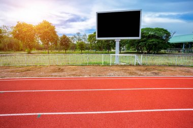 Açık havada spor stadyumunda koşu pisti ile futbol stadyumunda Dijital boş skorbord, Reklam Billboard Led, Boş siyah ekran dijital.