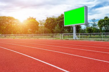 Açık havada spor stadyumunda koşu pisti ile futbol stadyumunda Dijital boş skorbord, Reklam Billboard Led, Boş yeşil ekran dijital.