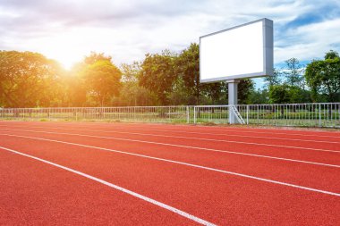 Açık hava spor stadyumunda koşu pisti ile futbol stadyumunda Dijital boş skorbord, Reklam Billboard Led, Boş beyaz dijital.
