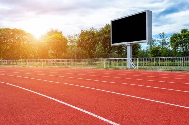 Açık havada spor stadyumunda koşu pisti ile futbol stadyumunda Dijital boş skorbord, Reklam Billboard Led, Boş siyah ekran dijital.