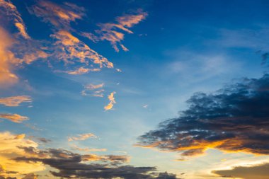 arka plan beyaz bulutlar doku gökyüzü günbatımı mavi.