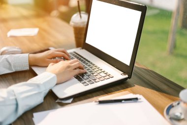 Dizüstü bilgisayar ile çalışan iş kadın yakın çekim arka plan gibi kahve dükkanında bir not belgesi ve akıllı telefon yapmak.