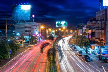 Phitsanulok City, Tayland Yolda Gece trafik ışıkları renk güzel bir sahne. 1 Haziran 2018