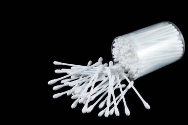 siyah arka plan üzerine izole pamuk tomurcukları.