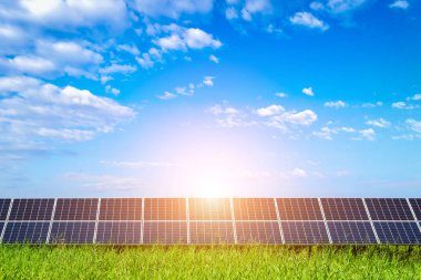 Mavi gökyüzü arka planda güneş paneli, alternatif enerji kavramı, temiz enerji, yeşil enerji.