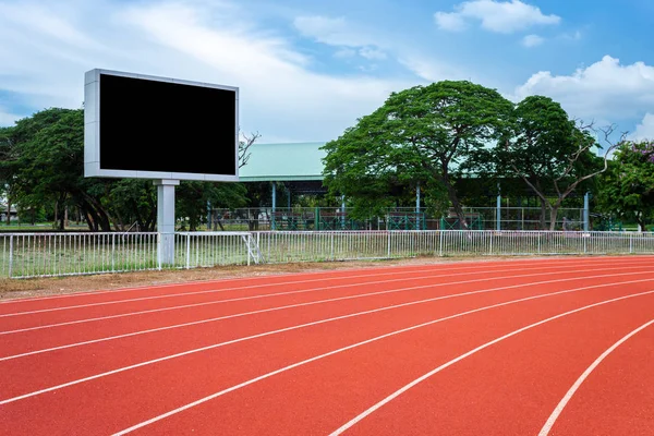 Açık havada spor stadyumunda koşu pisti ile futbol stadyumunda Dijital boş skorbord, Reklam Billboard Led, Boş siyah ekran dijital.