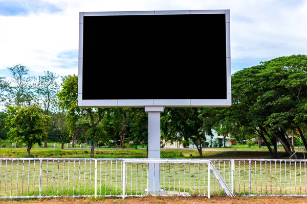 Açık havada spor stadyumunda koşu pisti ile futbol stadyumunda Dijital boş skorbord, Reklam Billboard Led, Boş siyah ekran dijital.