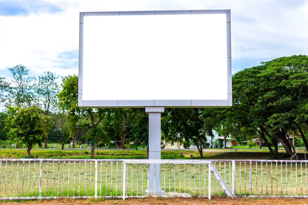 屋外のスポーツスタジアムでトラックを走るサッカースタジアムのデジタルブランクスコアボード 広告ビルボードLed 空の白いデジタル — ストック写真