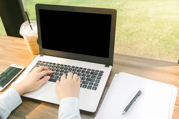 Close Mulher Negócios Trabalhando Com Laptop Com Tela Preta Branco — Fotografia de Stock