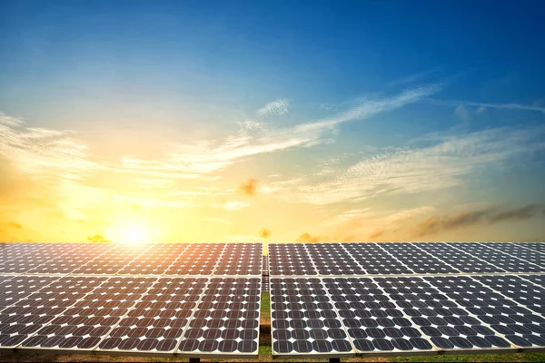 Solarmodul Auf Blauem Himmel Hintergrund Alternatives Energiekonzept Saubere Energie Grüne — Stockfoto