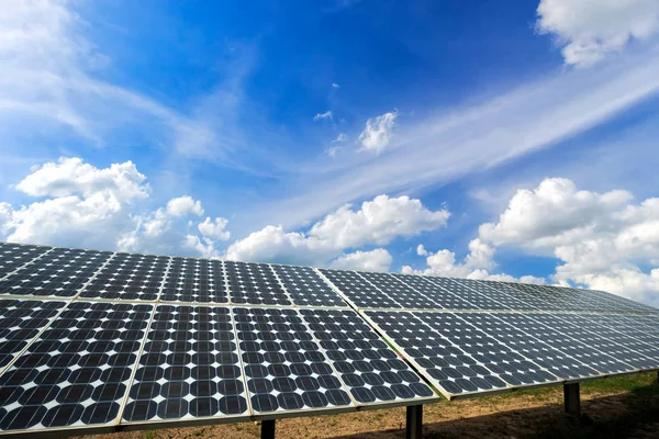 蓝天背景太阳能电池板 替代能源概念 清洁能源 绿色能源 — 图库照片