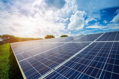 Mavi gökyüzü arka planda güneş paneli, alternatif enerji kavramı, temiz enerji, yeşil enerji.