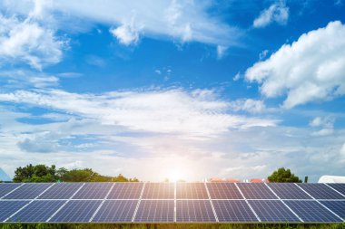 Mavi gökyüzü arka planda güneş paneli, alternatif enerji kavramı, temiz enerji, yeşil enerji.