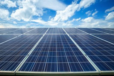 Mavi gökyüzü arka planda güneş paneli, alternatif enerji kavramı, temiz enerji, yeşil enerji.