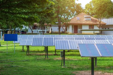 Çatı üzerinde bir konut evde güneş paneli, alternatif enerji kavramı, temiz enerji, yeşil enerji.