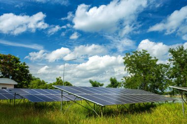 Mavi gökyüzü arka planda güneş paneli, alternatif enerji kavramı, temiz enerji, yeşil enerji.