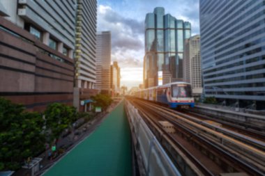 Gece günbatımı ile Bangkok BTS Skytrain arka plan bulanıklık