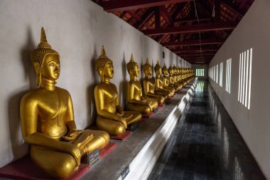 Güzel altın Buddha pek çok heykel Wat Phra si Rattana Mahathis de koloquially olarak adlandırılan Wat Yai bir Budist Tapınağı (WAT) bu büyük bir turist cazibe Phitsanulok, Tayland.