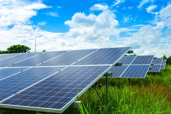 Mavi gökyüzü arka planda güneş paneli, alternatif enerji kavramı, temiz enerji, yeşil enerji.