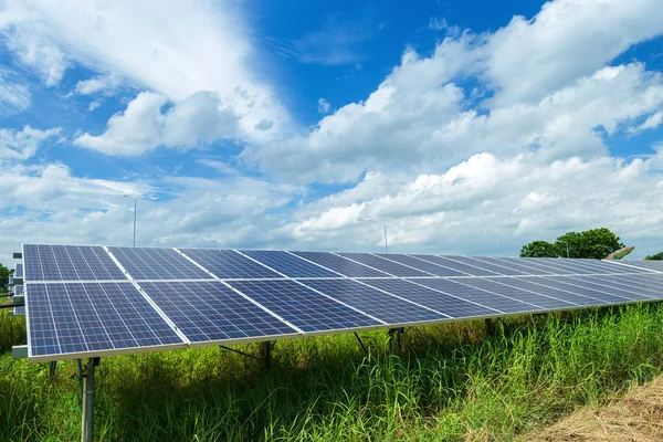 Painel Solar Fundo Céu Azul Conceito Energia Alternativa Energia Limpa — Fotografia de Stock