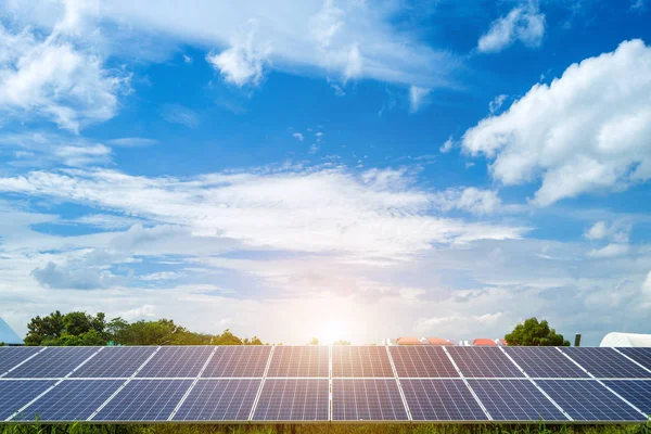 Mavi gökyüzü arka planda güneş paneli, alternatif enerji kavramı, temiz enerji, yeşil enerji.