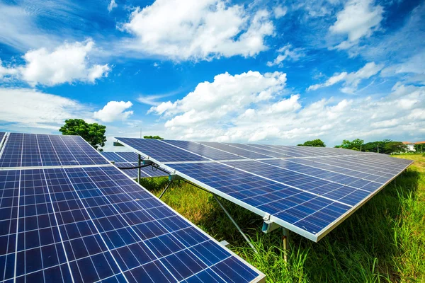 Mavi gökyüzü arka planda güneş paneli, alternatif enerji kavramı, temiz enerji, yeşil enerji.
