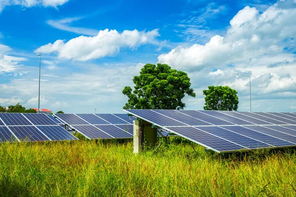 Panel Słoneczny Tle Błękitnego Nieba Alternatywne Energii Koncepcja Czysta Energia — Zdjęcie stockowe