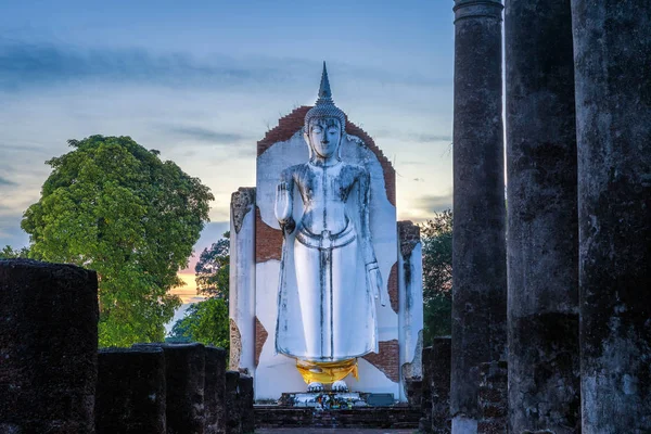 Αρχαία Λευκό Άγαλμα Buddha Όμορφη Στο Ηλιοβασίλεμα Είναι Ένας Βουδιστικός — Φωτογραφία Αρχείου