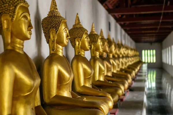 美丽的金佛 许多雕像在寺普拉西拉塔纳玛哈 也俗称寺是佛教寺庙 Wat 它是一个主要的旅游景点菲萨努洛克 — 图库照片