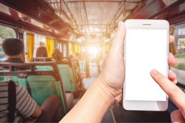 Yolcular ile otobüs içinde soyut dünya figürü dokunmatik akıllı telefon bulanık görüntüler dokunma bulanık arka plan